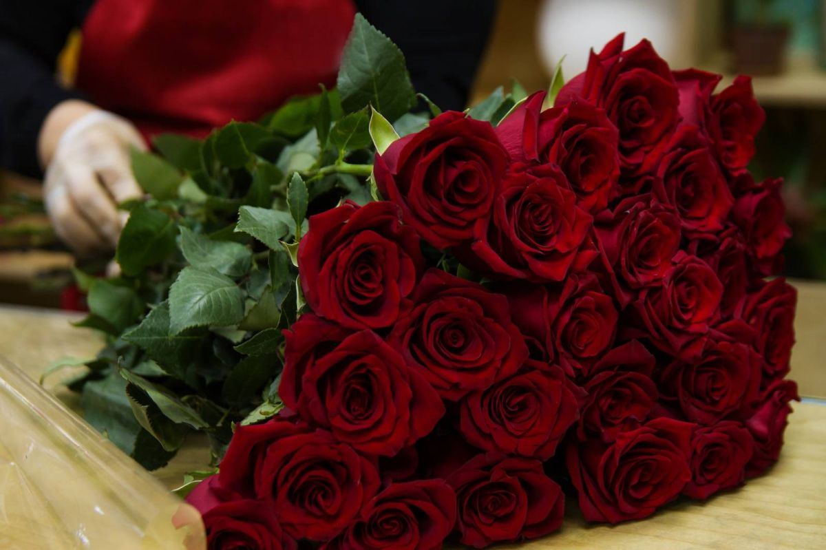 cadeaux tels que les roses rouges et les chocolats